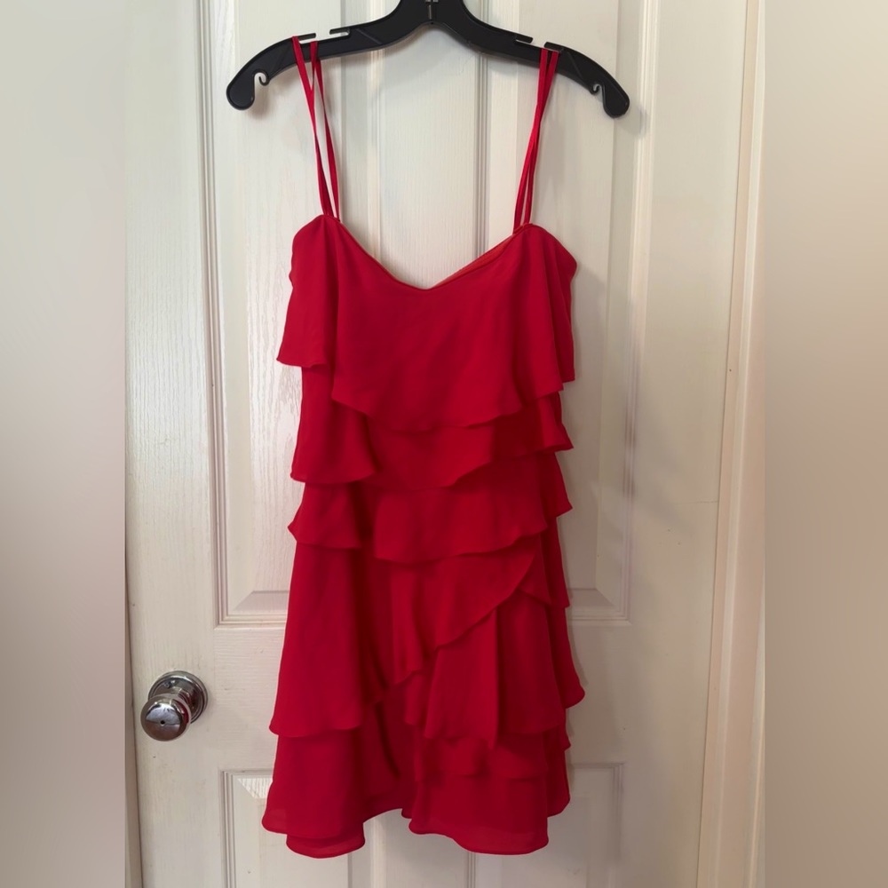 This is a strapless layered chiffon fun & stylish mini dress!